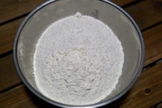 干净的盆内放入面粉