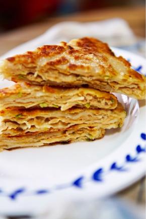 用刀切成小块即可