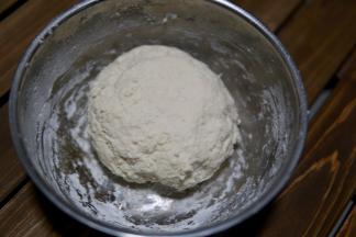 和成面团成团就好了。（盖保鲜膜放置30分钟）