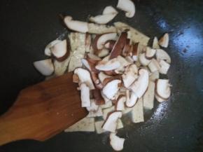 锅内放油，放入香菇和肉饼翻炒