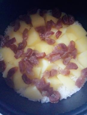 先把土豆和腊肠和米饭一起煮