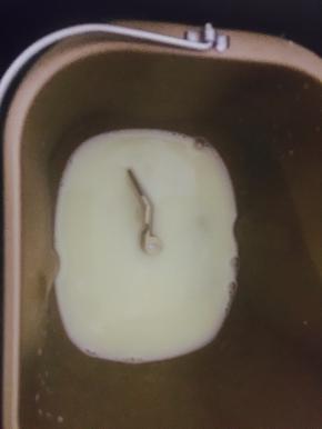 配方里的水、鸡蛋都放进面包搅拌桶里，均匀打散