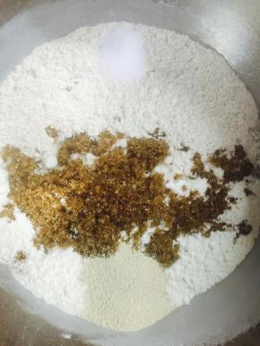 将配方中出了黄油，粉类装入打蛋盆，盐、酵母、糖都分开放，不要重叠