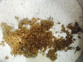 将配方中出了黄油，粉类装入打蛋盆，盐、酵母、糖都分开放，不要重叠