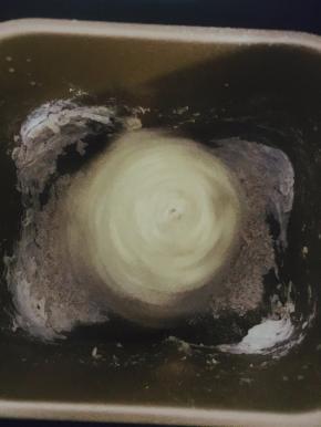 粉类倒入面包搅拌桶，开启和面模式