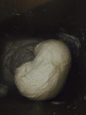 面包成团，产生一定韧性再加入黄油，继续搅拌。