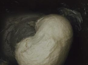 面包成团，产生一定韧性再加入黄油，继续搅拌。