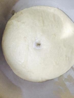 大约40分钟，观察发至2倍大小，用手指沾面粉在中间戳个洞，不塌陷就是一发发好了