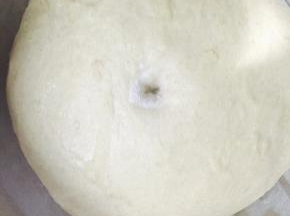 大约40分钟，观察发至2倍大小，用手指沾面粉在中间戳个洞，不塌陷就是一发发好了