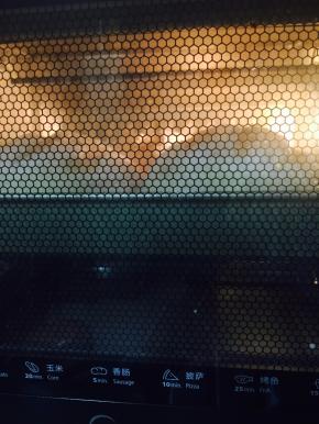 烤箱预热190，10-15分钟。放入烤箱烤制25-30分钟。看成色。