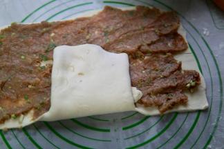 然后往上折（如图所示）