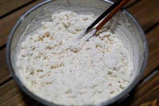 用筷子搅拌（用手会被烫到）