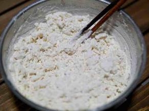 用筷子搅拌（用手会被烫到）