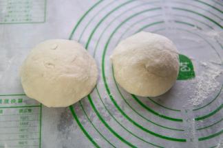 把面团分成两份