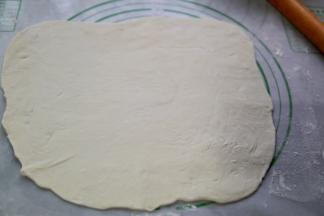 洒面粉，用擀面杖擀成正方形薄片