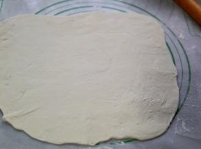 洒面粉，用擀面杖擀成正方形薄片