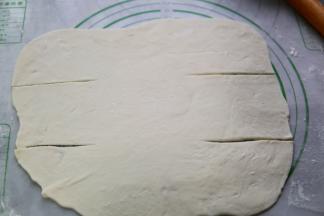 用锋利的刀切四刀，分成9个位置