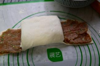 继续往上折（如图所示）