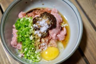 猪肉打成肉糜后放入所有调料