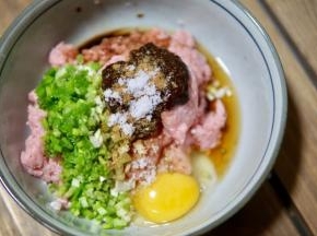 猪肉打成肉糜后放入所有调料