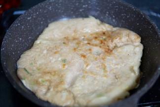 放入不粘锅煎至两面金黄即可