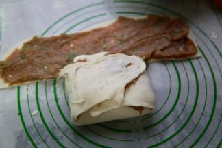 左边的再折过来（如图所示）