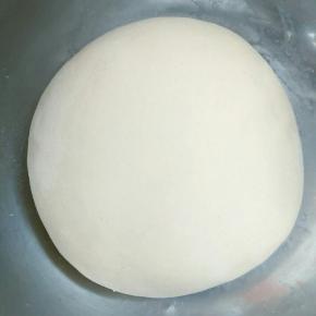 酵母，水混合均匀，倒入面粉中，和成光滑的面团，密封发酵到1.5-2倍大(不要发酵太大)