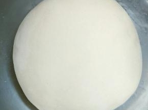 酵母，水混合均匀，倒入面粉中，和成光滑的面团，密封发酵到1.5-2倍大(不要发酵太大)