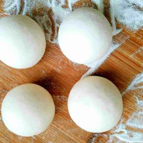 包子收圆成馒头状(如果嫌麻烦也可以不包豆沙直接做成馒头。)其余几个也一块做好