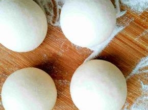 包子收圆成馒头状(如果嫌麻烦也可以不包豆沙直接做成馒头。)其余几个也一块做好