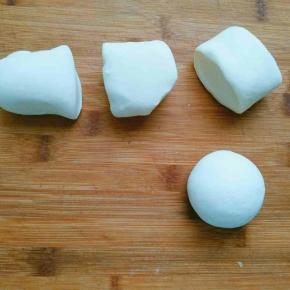 重新揉好剩下的那块面团。取一块面团搓长撮八个小剂子揉圆(这个一定要小一点，直径两三公分就够了，不能跟上边一样大，因为我们是做耳朵)