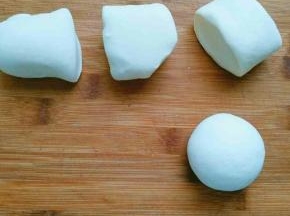 重新揉好剩下的那块面团。取一块面团搓长撮八个小剂子揉圆(这个一定要小一点，直径两三公分就够了，不能跟上边一样大，因为我们是做耳朵)