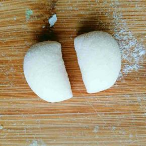 圆形小剂子对半切开，分别贴到两边做小熊耳朵