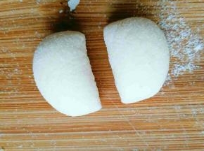 圆形小剂子对半切开，分别贴到两边做小熊耳朵