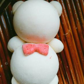 做好的耳朵。胳膊腿，蝴蝶结配件抹水固定在合适的位置，一个可爱的小熊完成