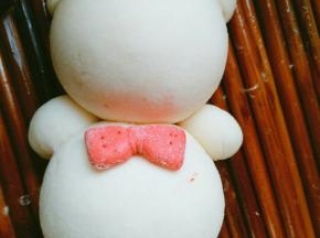 做好的耳朵。胳膊腿，蝴蝶结配件抹水固定在合适的位置，一个可爱的小熊完成