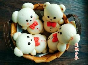 做好后醒发15分钟，冷水入锅开锅后13分钟，虚蒸五分钟出锅。稍微放凉用巧克力笔或者色素画出五官，还可以点几个纽扣。(也可以用黑豆做眼睛，红色面团做嘴巴)