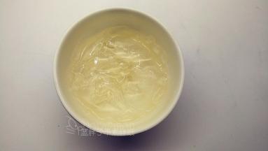 吉利丁片用冰水泡软。（注意水必须是可食用的）