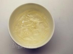 吉利丁片用冰水泡软。（注意水必须是可食用的）