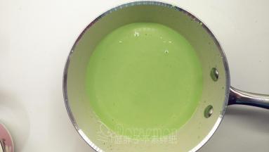 混匀之后的抹茶液倒回牛奶淡奶油液中，用手动打蛋器搅拌均匀。