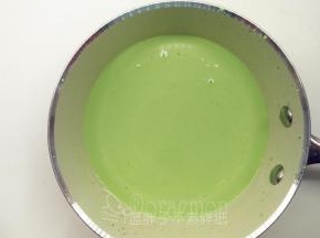 混匀之后的抹茶液倒回牛奶淡奶油液中，用手动打蛋器搅拌均匀。