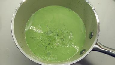 取出已经泡软的吉利丁片，挤干水分之后放入抹茶布丁液中，利用余温使它融化，一样搅拌均匀。