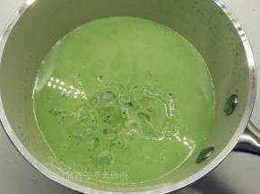 取出已经泡软的吉利丁片，挤干水分之后放入抹茶布丁液中，利用余温使它融化，一样搅拌均匀。