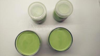 将做好的抹茶布丁液倒入布丁瓶中，送入冰箱，冷藏4个小时以上即可食用。