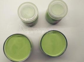 将做好的抹茶布丁液倒入布丁瓶中，送入冰箱，冷藏4个小时以上即可食用。