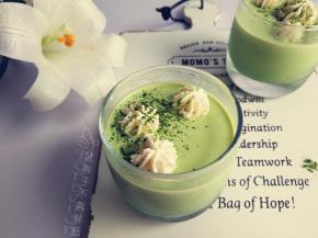 吃的时候可以在抹茶布丁上挤上淡奶油，撒上抹茶粉。