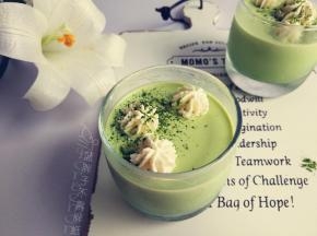 吃的时候可以在抹茶布丁上挤上淡奶油，撒上抹茶粉。