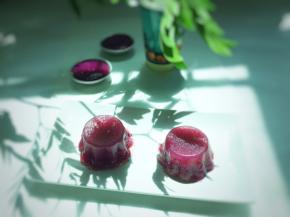 拿出用勺子挖一勺吃，非常的清凉爽滑