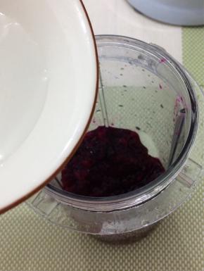 将火龙果用勺子压碎，然后放入料理机中，加入水，打成火龙果水