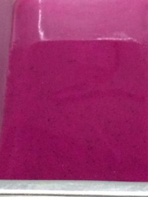 锅里多加一些水烧开，将火龙果马蹄液倒入模具中，蒸三十左右凝固为止